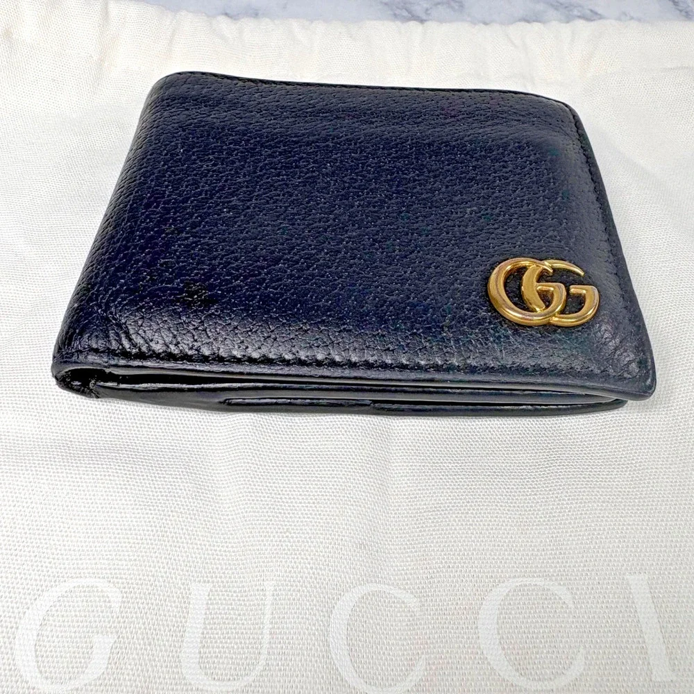 Gucci Men Black Leather Bifold Wallet W/ Gold GG Logo Authentic Unique Pocket
